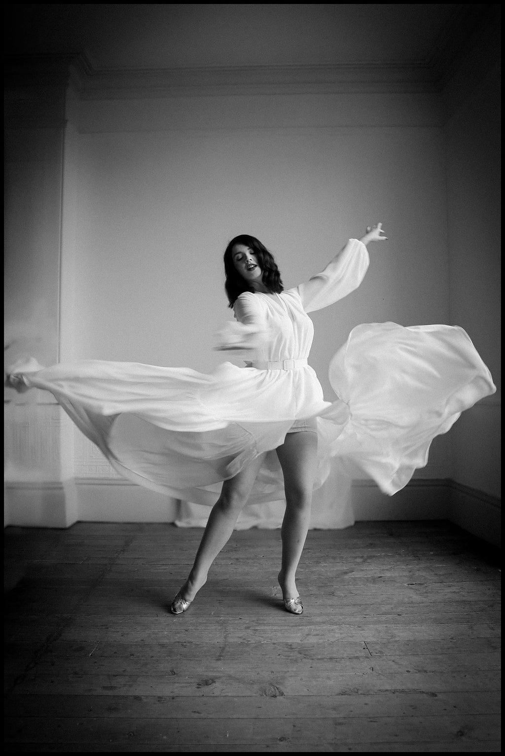 Vamp - Hollywood Ivory Chiffon Bishop Sleeve Gown