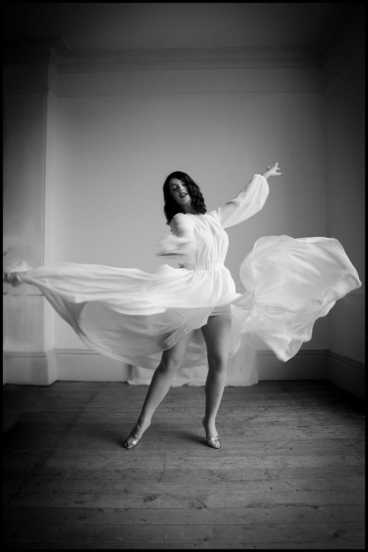 Vamp - Hollywood Ivory Chiffon Bishop Sleeve Gown